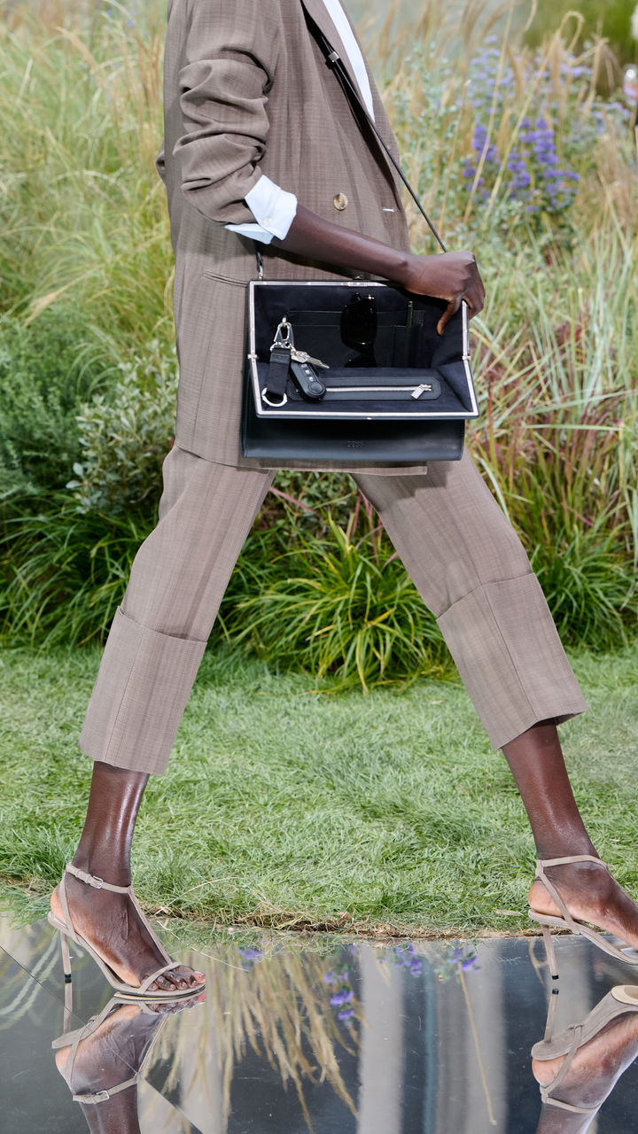 SPRING_SUMMER_2025_BOSS_FASHION_SHOW_LOOK05_9x16_010.jpg