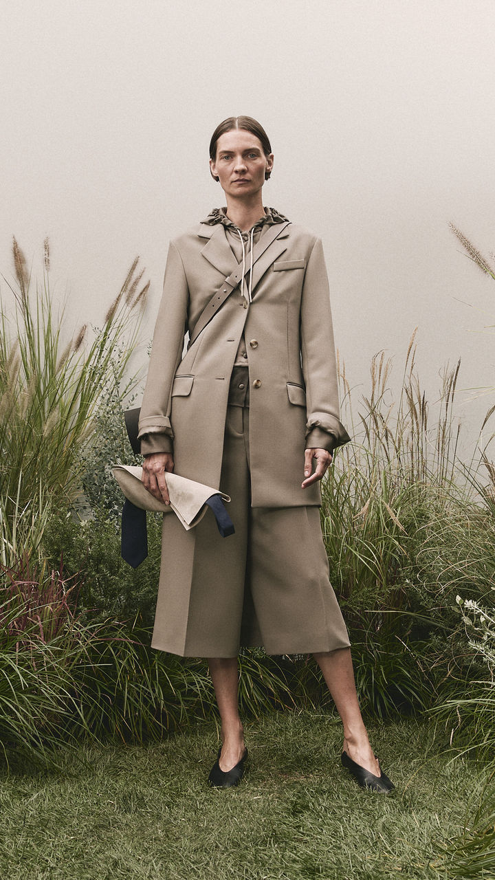 SPRING_SUMMER_2025_BOSS_FASHION_SHOW_FIRST_LOOK_WALL_Look_02_9x16_01.jpg