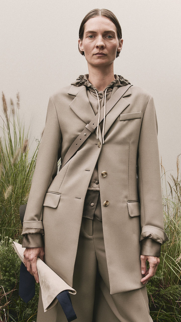 SPRING_SUMMER_2025_BOSS_FASHION_SHOW_FIRST_LOOK_WALL_Look_02_9x16_02.jpg