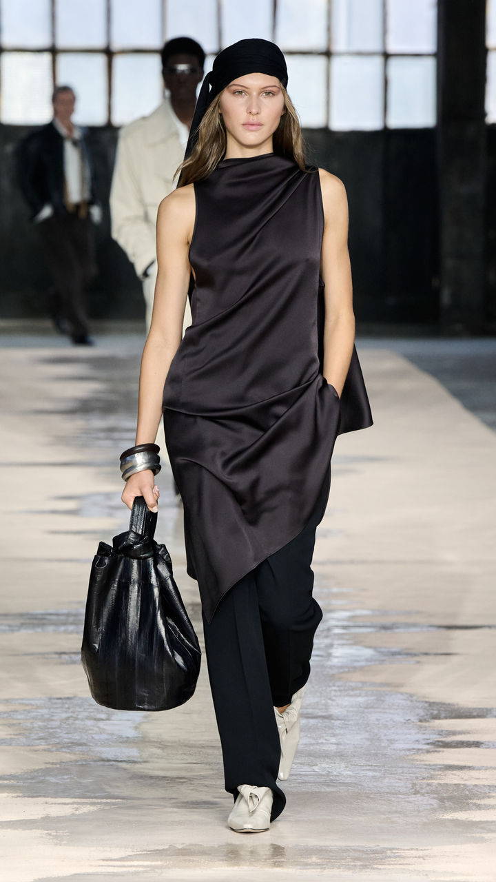 BOSS_Spring_Summer_26_Fashion_Show_RUNWAY_012_9x16.jpg