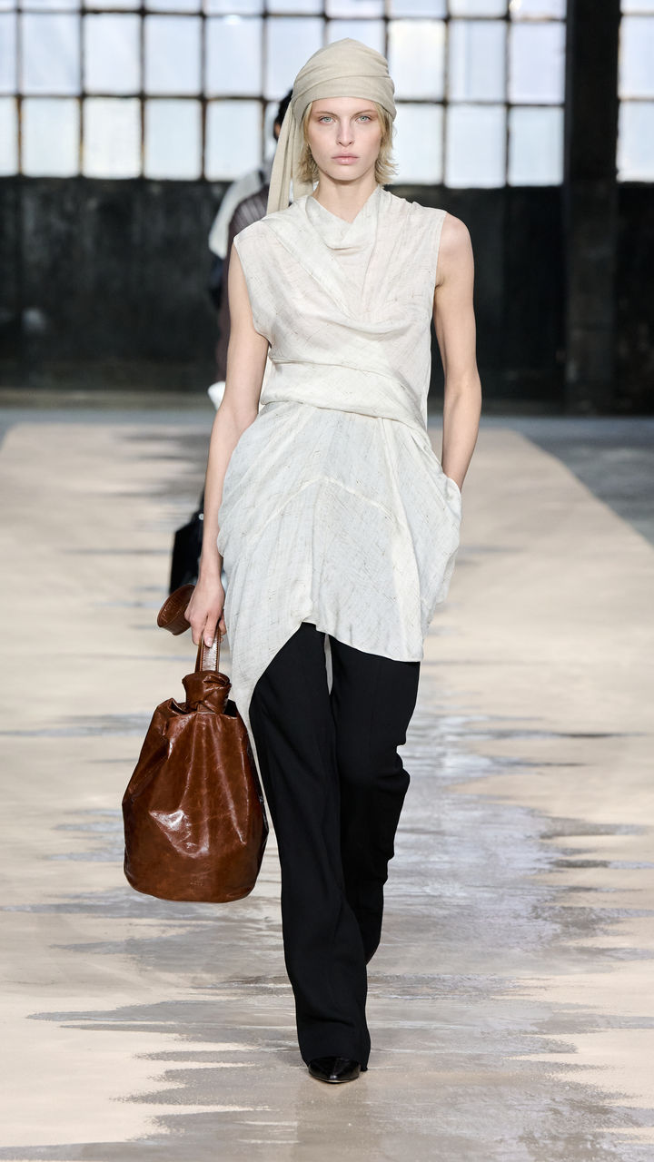 BOSS_Spring_Summer_26_Fashion_Show_RUNWAY_018_9x16.jpg