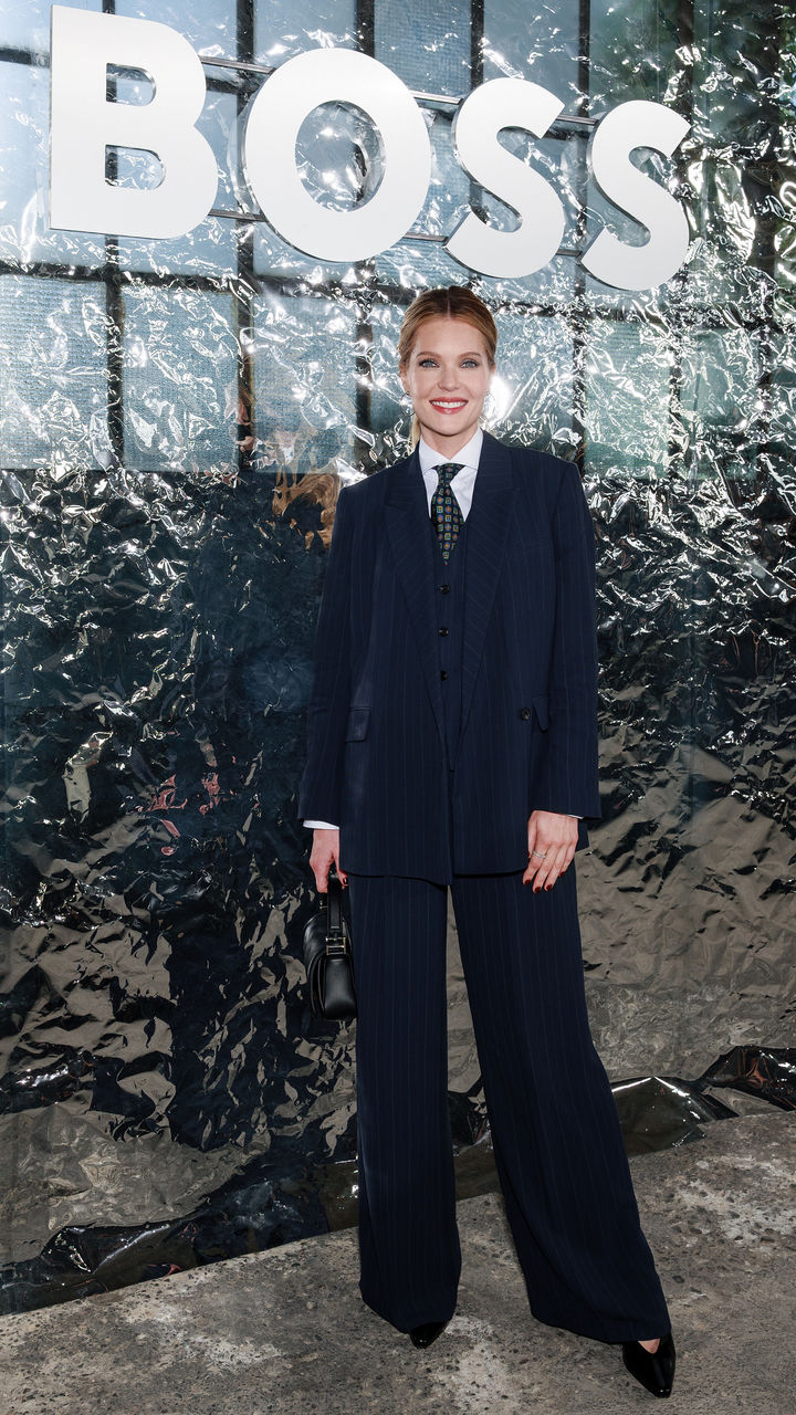 BOSS_Spring_Summer_26_Fashion_Show_LOGO_WALL_Meghann_Fahy.jpg
