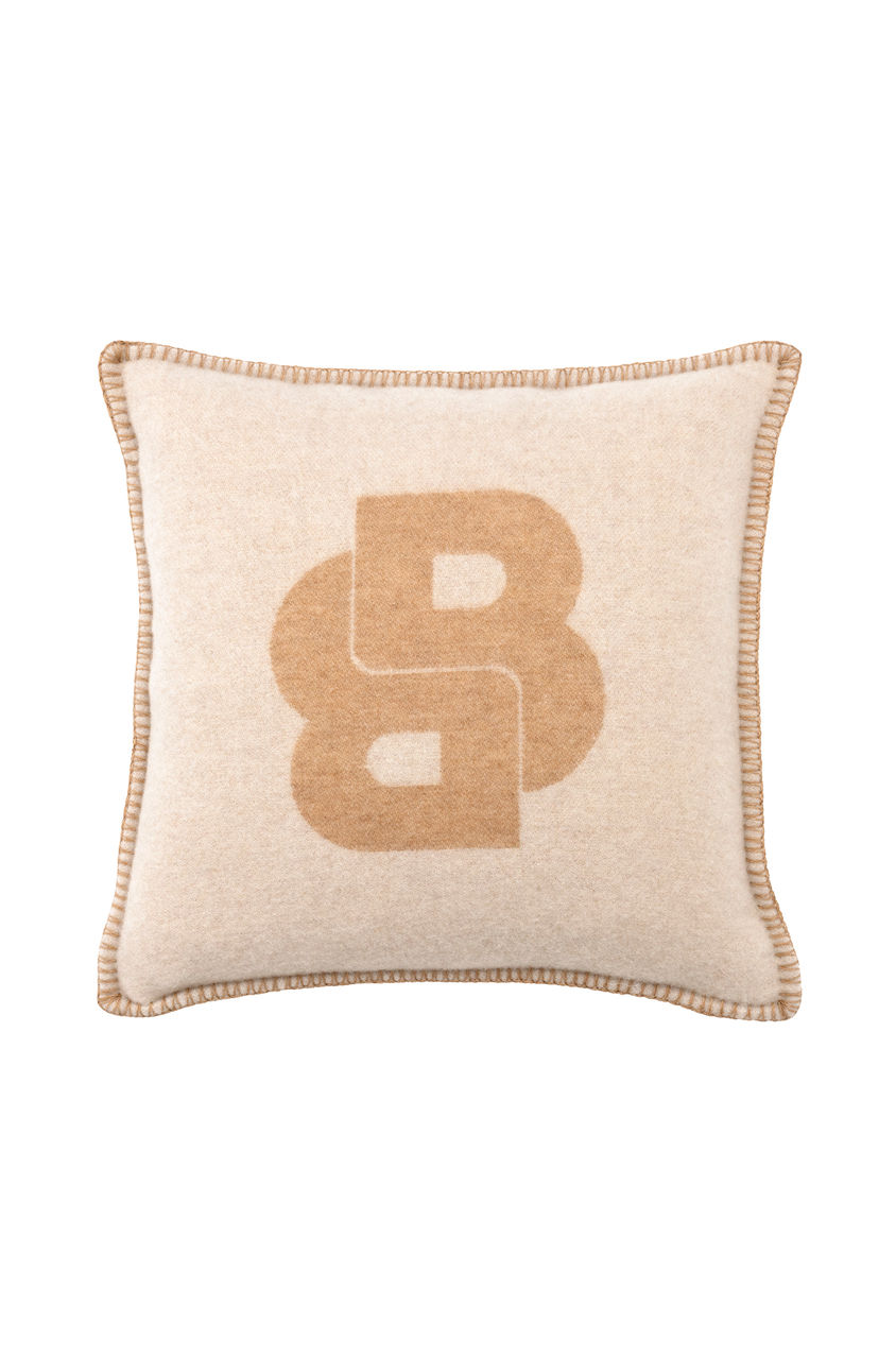 2026_BOSS_pillow_beige_signatur_ah26_3596482045556.jpg