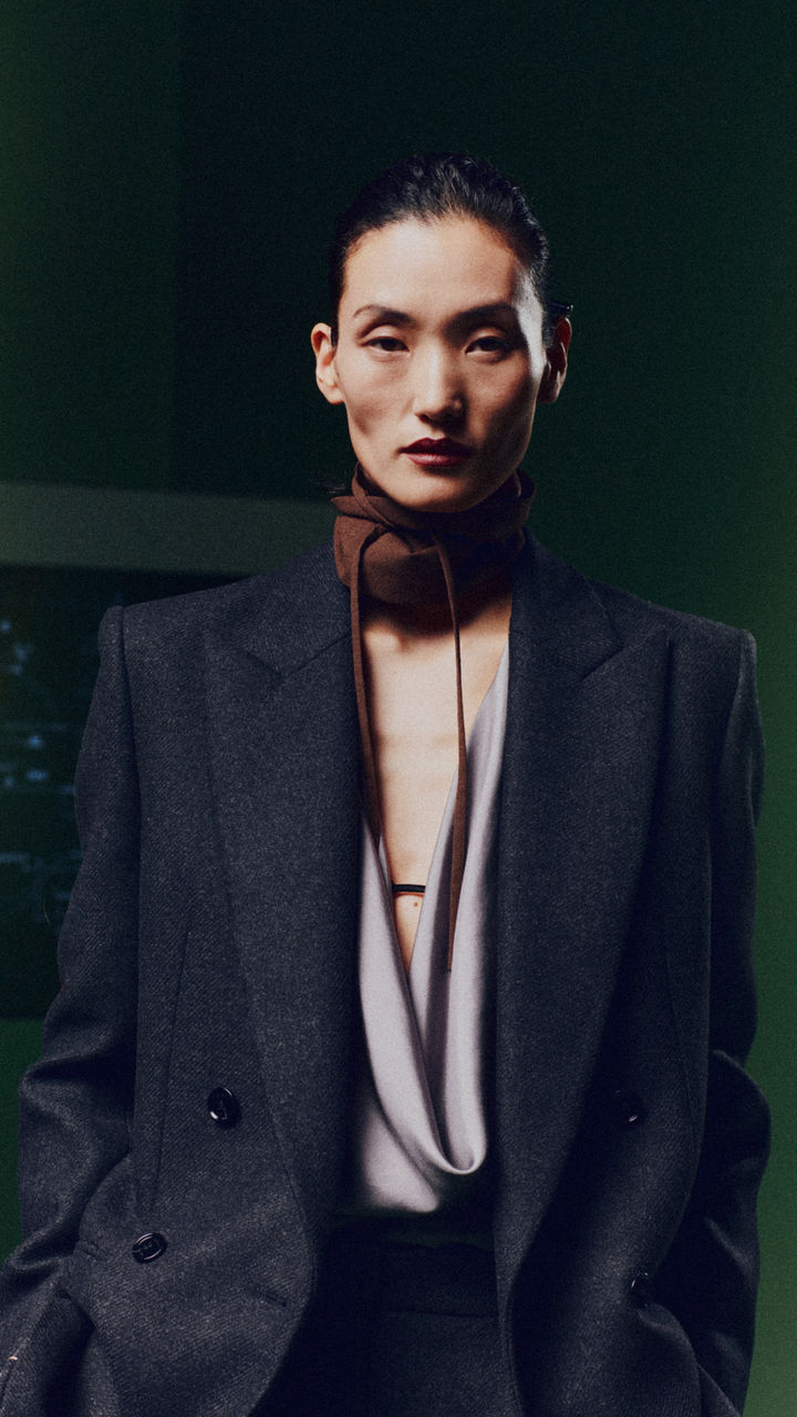 BOSS_FW23_Fashion_Show_FirstLookWall_Lina_9x16_001.jpg