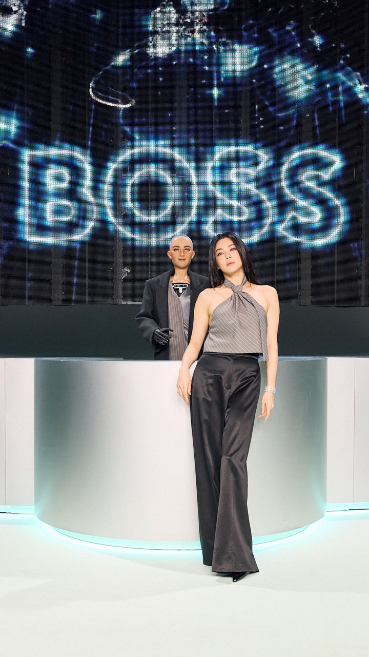 019_BOSS_FW23_FASHION_SHOW_Zhang_Yuqi.jpg