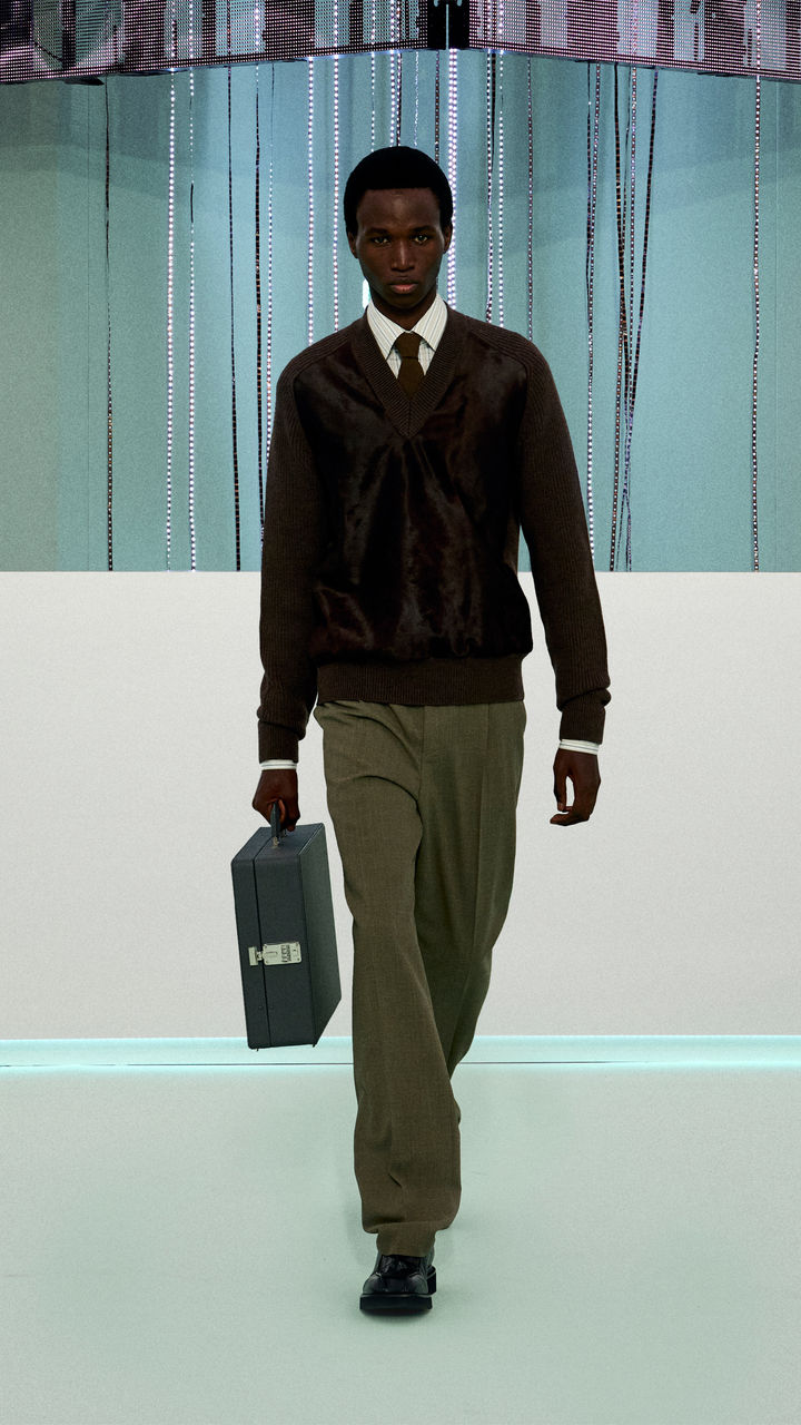 BOSS_FW23_FASHION_SHOW_Runway_Full_Look_Images_21_9x16.jpg