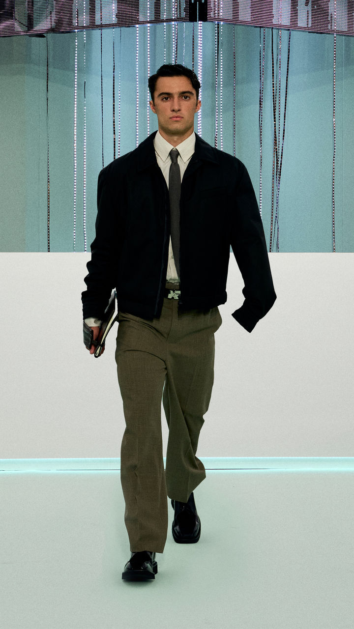 BOSS_FW23_FASHION_SHOW_Runway_Full_Look_Images_23_9x16.jpg