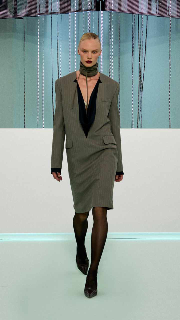 BOSS_FW23_FASHION_SHOW_Runway_Full_Look_Images_29_9x16.jpg