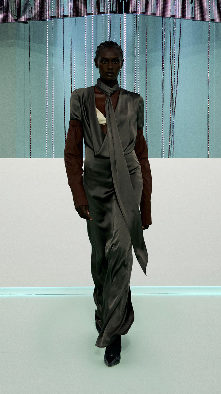 BOSS_FW23_FASHION_SHOW_Runway_Full_Look_Images_33_9x16.jpg