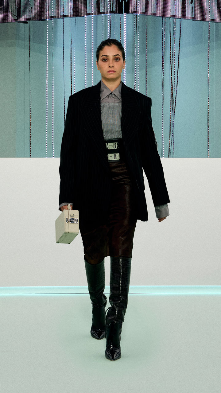 BOSS_FW23_FASHION_SHOW_Runway_Full_Look_Images_38_9x16.jpg