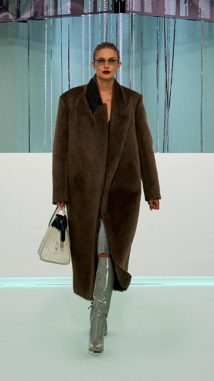 BOSS_FW23_FASHION_SHOW_Runway_Full_Look_Images_39_9x16.jpg