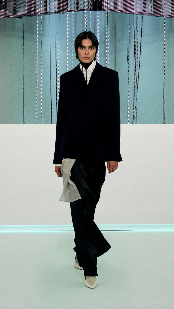 BOSS_FW23_FASHION_SHOW_Runway_Full_Look_Images_40_9x16.jpg