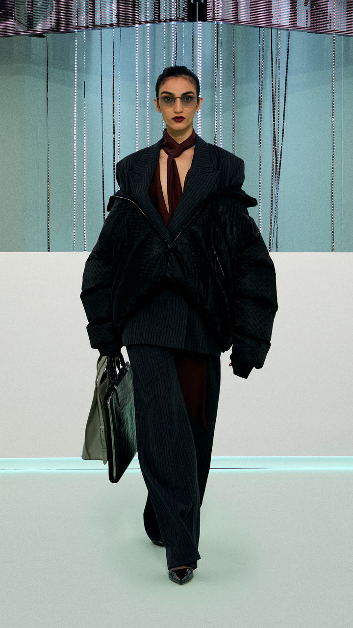 BOSS_FW23_FASHION_SHOW_Runway_Full_Look_Images_41_9x16.jpg