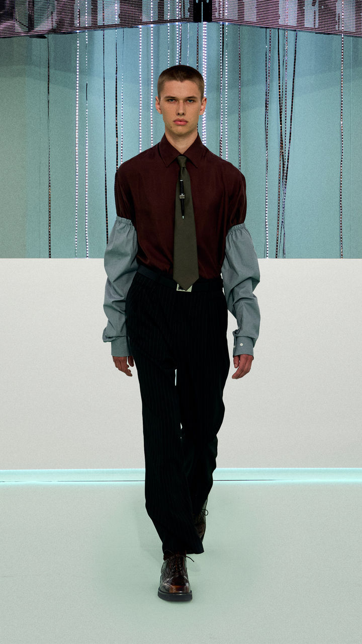 BOSS_FW23_FASHION_SHOW_Runway_Full_Look_Images_42_9x16.jpg
