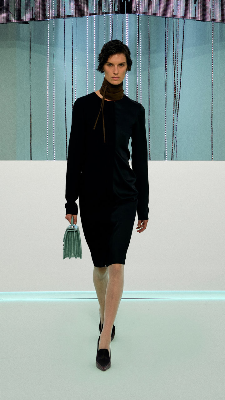 BOSS_FW23_FASHION_SHOW_Runway_Full_Look_Images_43_9x16.jpg