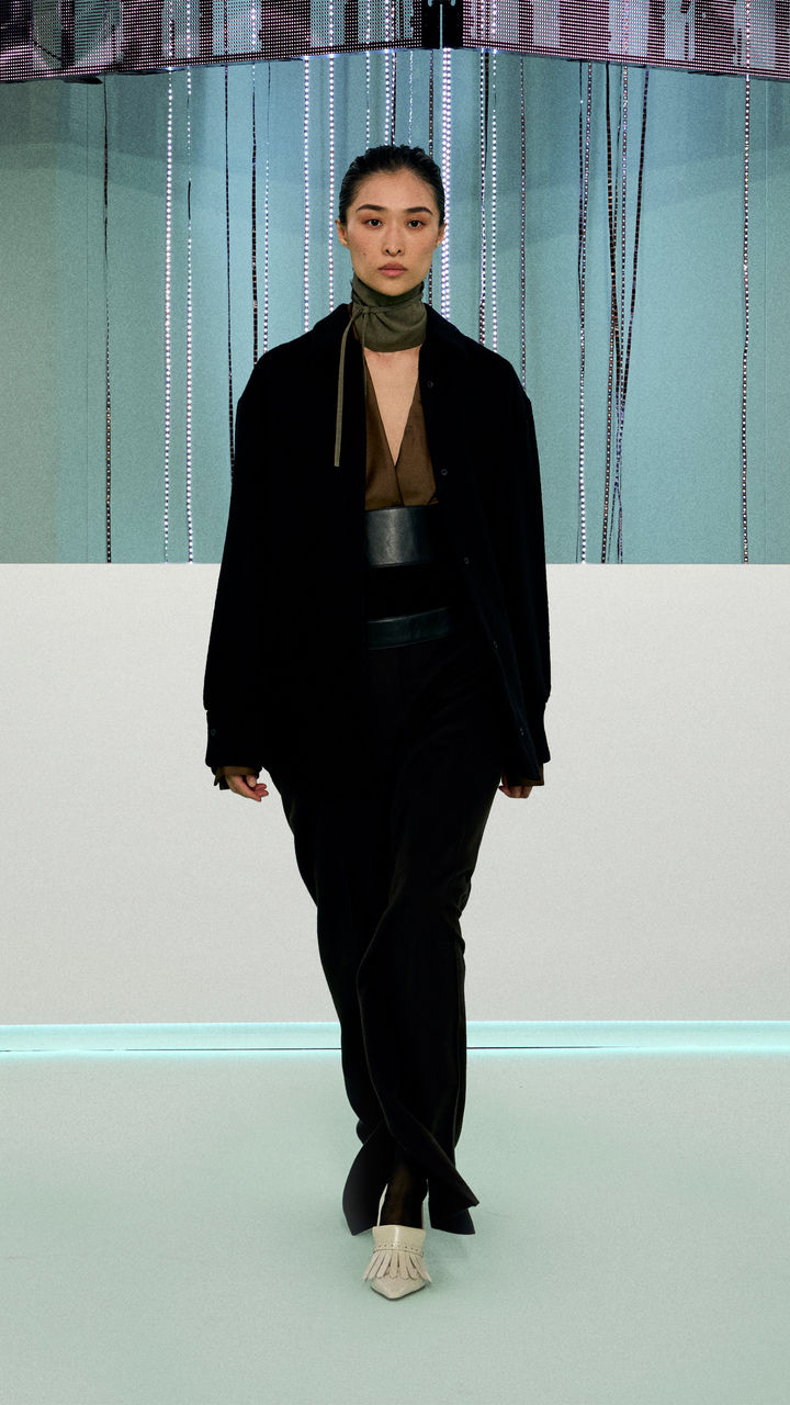 BOSS_FW23_FASHION_SHOW_Runway_Full_Look_Images_44_9x16.jpg