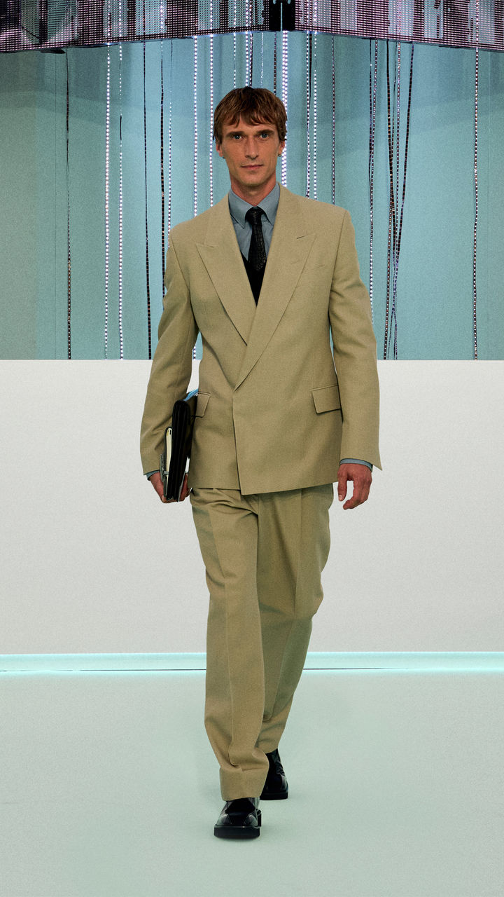 BOSS_FW23_FASHION_SHOW_Runway_Full_Look_Images_62_9x16.jpg