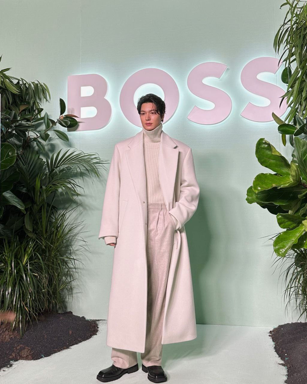 BOSS_FW23_FASHION_SHOW_VIP_Photo_Wall_Lee_Minho_2.jpg