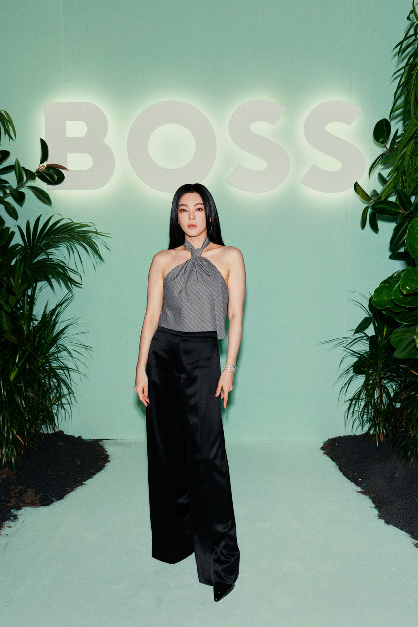 BOSS_FW23_FASHION_SHOW_VIP_Photo_Wall_Zhang_Yuqi.jpg