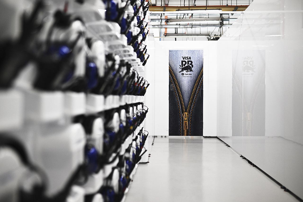 2024_HUGO_Singapore_Visa_Cash_App_RB_F1_Team_Garage_04.tif